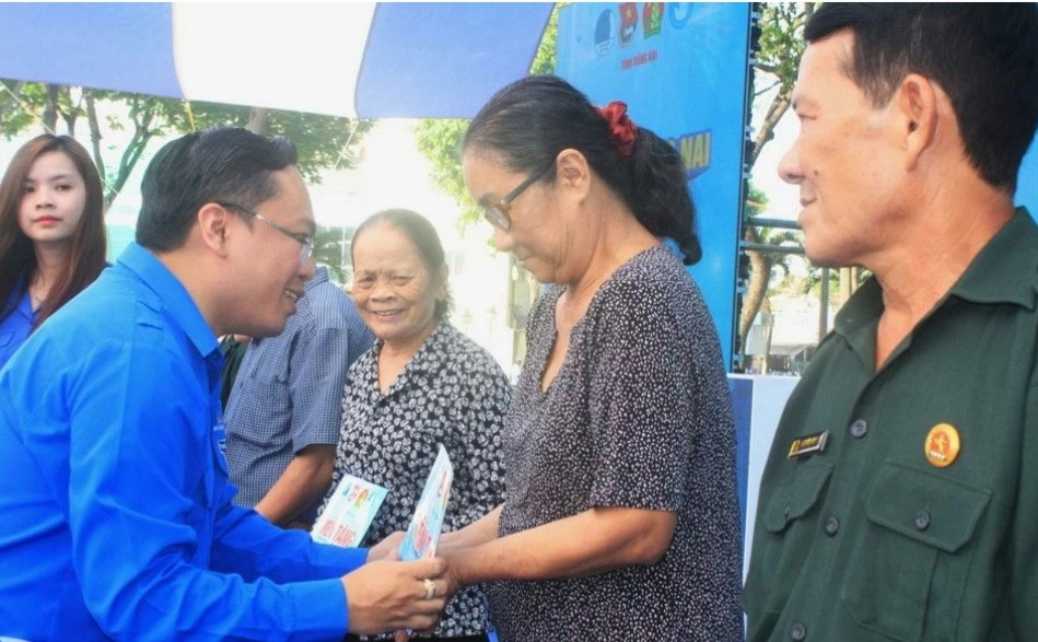 Tặng quà cho các cựu Thanh niên xung phong