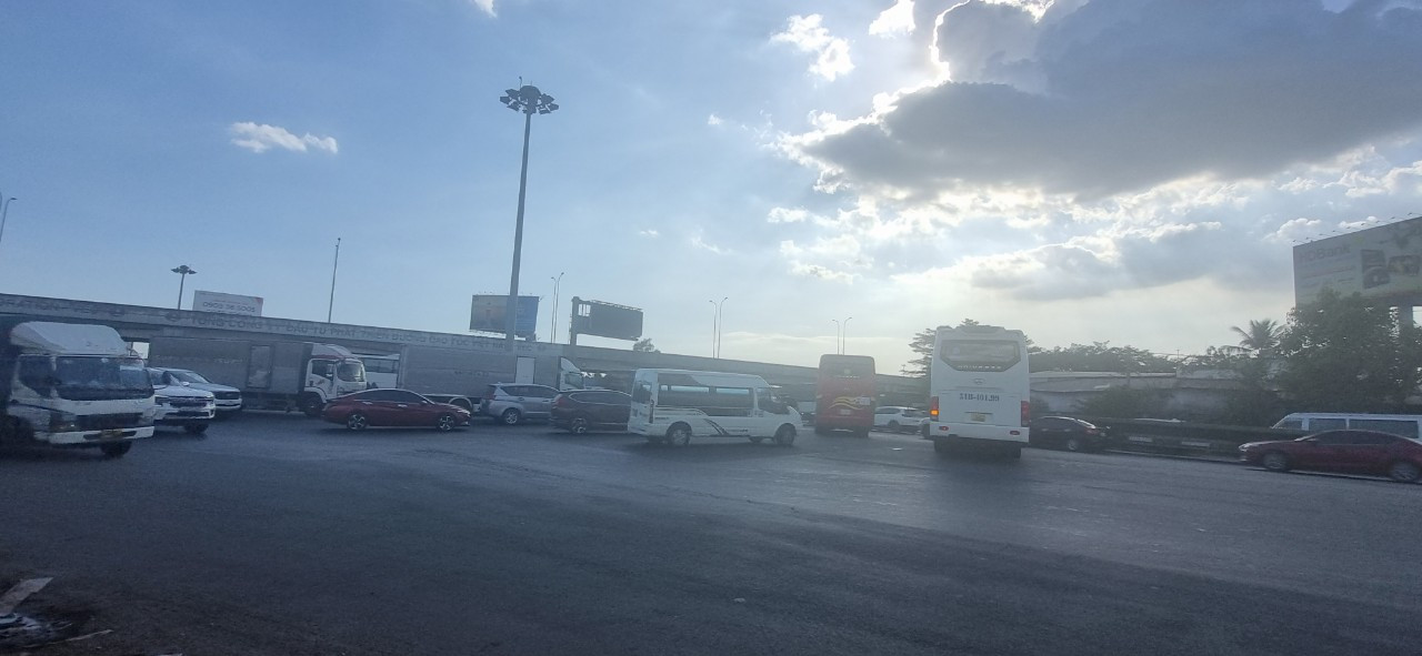 Khu vực nút giao cao tốc TPHCM - Long Thành - Dầu Giây với quốc lộ 51 thường xuyên xảy ra ùn tắc giao thông Khu vực nút giao cao tốc TPHCM - Long Thành - Dầu Giây với quốc lộ 51 thường xuyên xảy ra ùn tắc giao thông