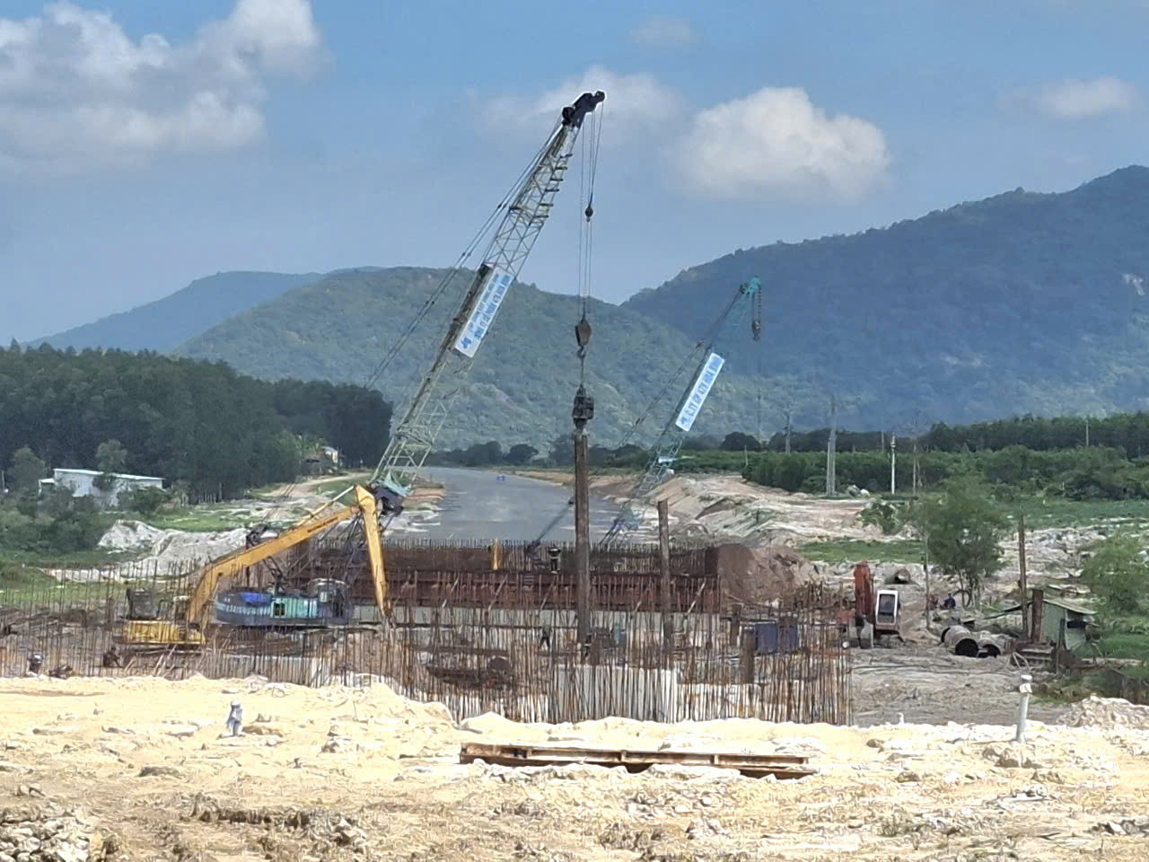 Theo Ban quản lý Dự án khu vực Cái Mép – Thị Vải (đại diện chủ đầu tư dự án thành phần 3), hiện nay trên toàn tuyến, Liên danh 3 nhà thầu (Công ty TNHH Tập đoàn Sơn Hải, Công ty CP 479 Hòa Bình và Công ty CP Đầu tư và xây dựng 703) đang đồng loạt triển khai thi công với hơn 15 mũi (bao gồm khoảng 225 thiết bị và hơn 400 nhân sự).