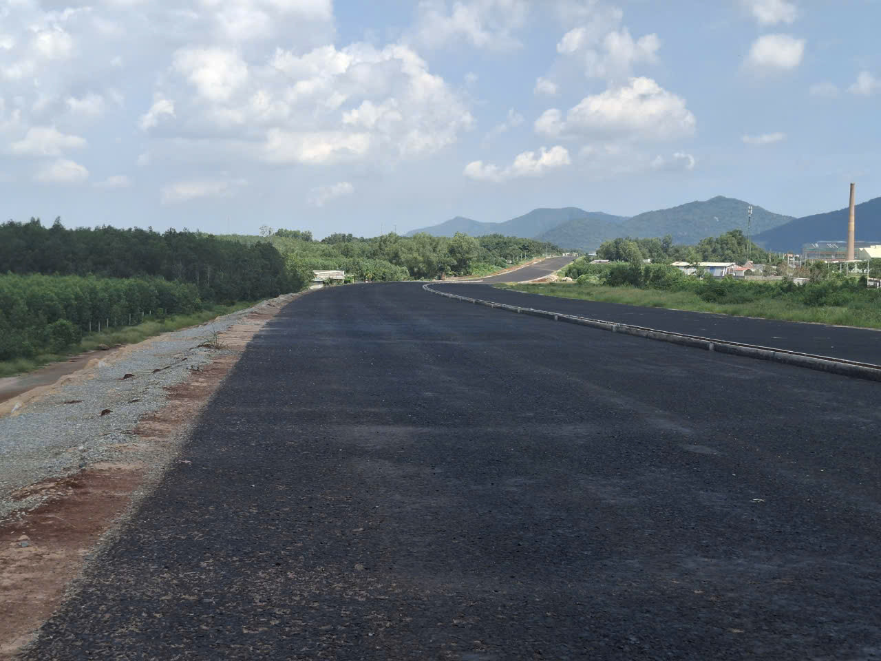 Đoạn tuyến cao tốc này đã thành hình với tỉ lệ đất đắp đạt gần 100%. Hơn 90% diện tích mặt đường của dự án đã được rải cấp phối đá dăm lớp cuối cùng. Đoạn đầu dự án (giáp với tỉnh Đồng Nai), đơn vị thi công đã tiến hành rải nhựa.