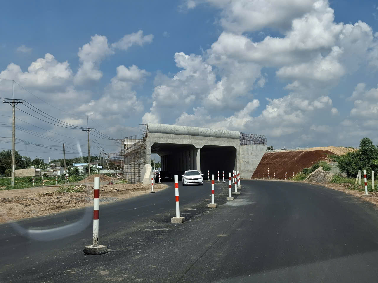 Trên tuyến có 11 cầu và 1 hầm chui dân sinh, lũy kế khối lượng hoàn thành đến nay đạt trên 40% khối lượng công việc.