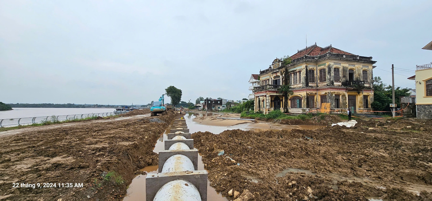 Tại buổi khảo sát, bước đầu ghi nhận, khu vực quy hoạch để thực hiện dự án sẽ lấn vào công trình “nhà lầu ông Phủ” khoảng 9 m, tương đương với khoảng một nửa biệt thự này nằm trong phạm vi quy hoạch thực hiện dự án. Hiện dự án thực hiện đến khu vực căn nhà này.