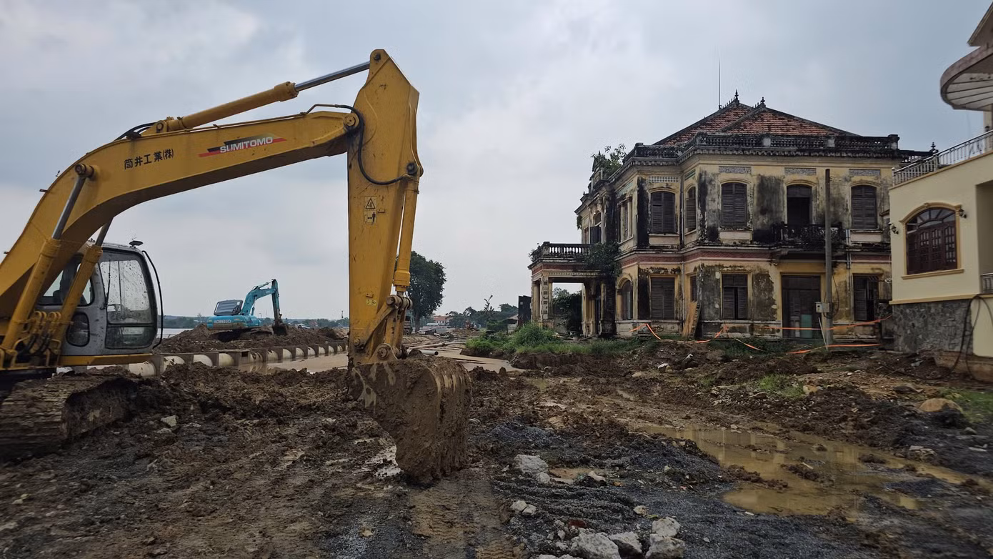 Liên quan đến thông tin giải tỏa công trình kiến trúc “nhà lầu ông Phủ” để triển khai thi công Dự án đường ven sông Đồng Nai, Tiến sĩ khoa học, Kiến trúc sư Ngô Viết Nam Sơn chia sẻ quan điểm rằng với công trình biệt thự cổ của Đốc phủ Võ Hà Thanh và tuyến đường ven sông Đồng Nai có thể có 2 giải pháp để xử lý vấn đề. Liên quan đến thông tin giải tỏa công trình kiến trúc “nhà lầu ông Phủ” để triển khai thi công Dự án đường ven sông Đồng Nai, Tiến sĩ khoa học, Kiến trúc sư Ngô Viết Nam Sơn chia sẻ quan điểm rằng với công trình biệt thự cổ của Đốc phủ Võ Hà Thanh và tuyến đường ven sông Đồng Nai có thể có 2 giải pháp để xử lý vấn đề.