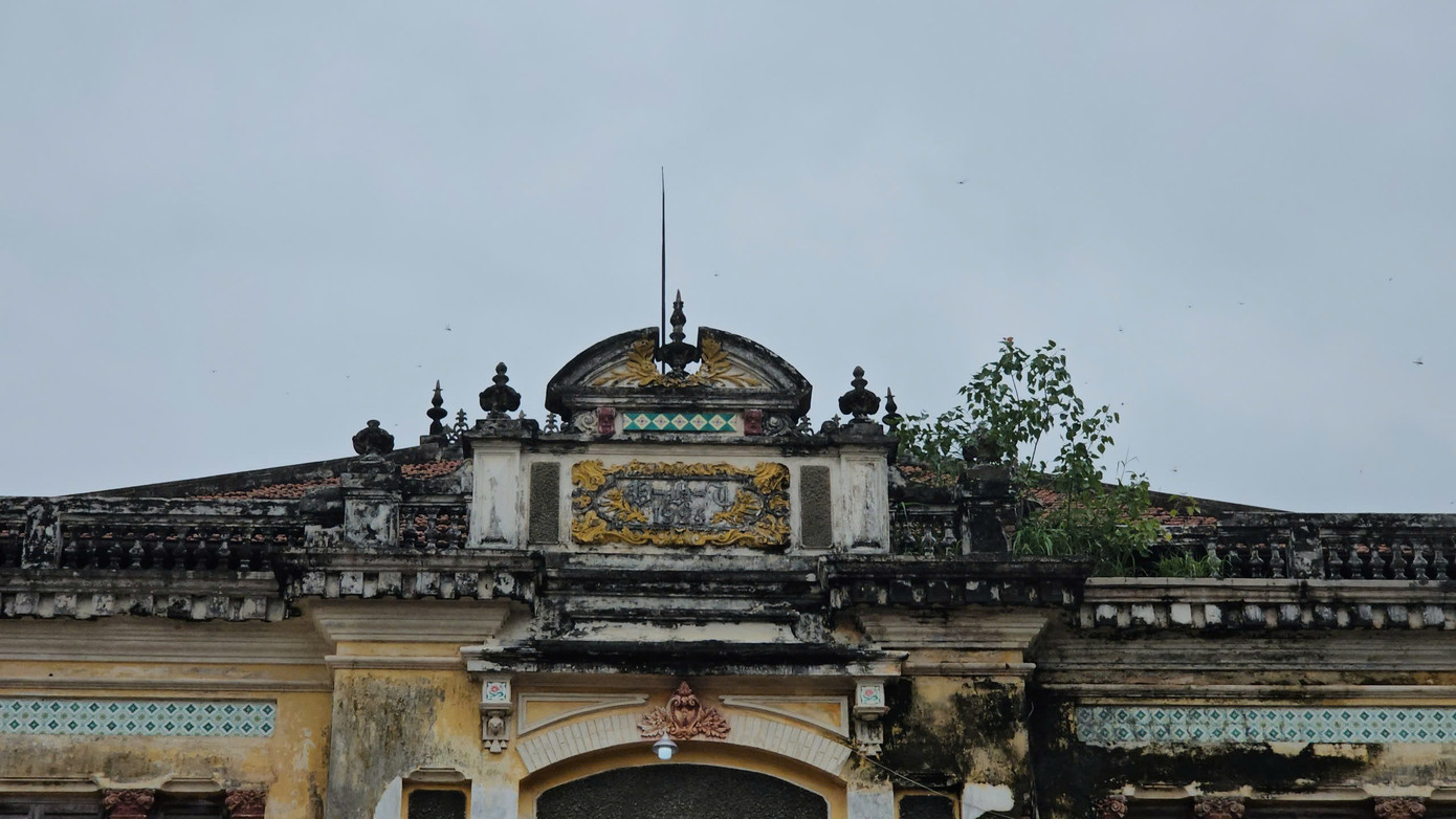 Căn nhà được xây dựng theo lối kiến trúc Pháp. Theo quy hoạch Dự án đường ven sông Đồng Nai (đoạn từ cầu Hóa An đến giáp ranh huyện Vĩnh Cửu) thì “nhà lầu ông Phủ” nằm trong vùng dự án và phải thực hiện giải tỏa một phần. Theo bảng chiết tính giá bồi thường để thực hiện Dự án đường ven sông Đồng Nai của Trung tâm phát triển quỹ đất TP Biên Hòa năm 2022, đối với tài sản “nhà lầu ông Phủ” tại địa chỉ khu phố 5, phường Bửu Long là gần 5,4 tỷ đồng.