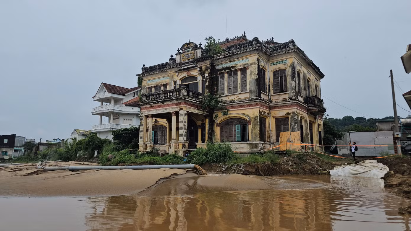 Sở Xây dựng Đồng Nai cho biết liên quan đến công trình kiến trúc lâu đời “nhà lầu ông Phủ”, Sở sẽ phối hợp với các cơ quan chức năng tiến hành khảo sát thực tế vị trí công trình bị ảnh hưởng khi thi công dự án. Sở Xây dựng Đồng Nai cho biết liên quan đến công trình kiến trúc lâu đời “nhà lầu ông Phủ”, Sở sẽ phối hợp với các cơ quan chức năng tiến hành khảo sát thực tế vị trí công trình bị ảnh hưởng khi thi công dự án.