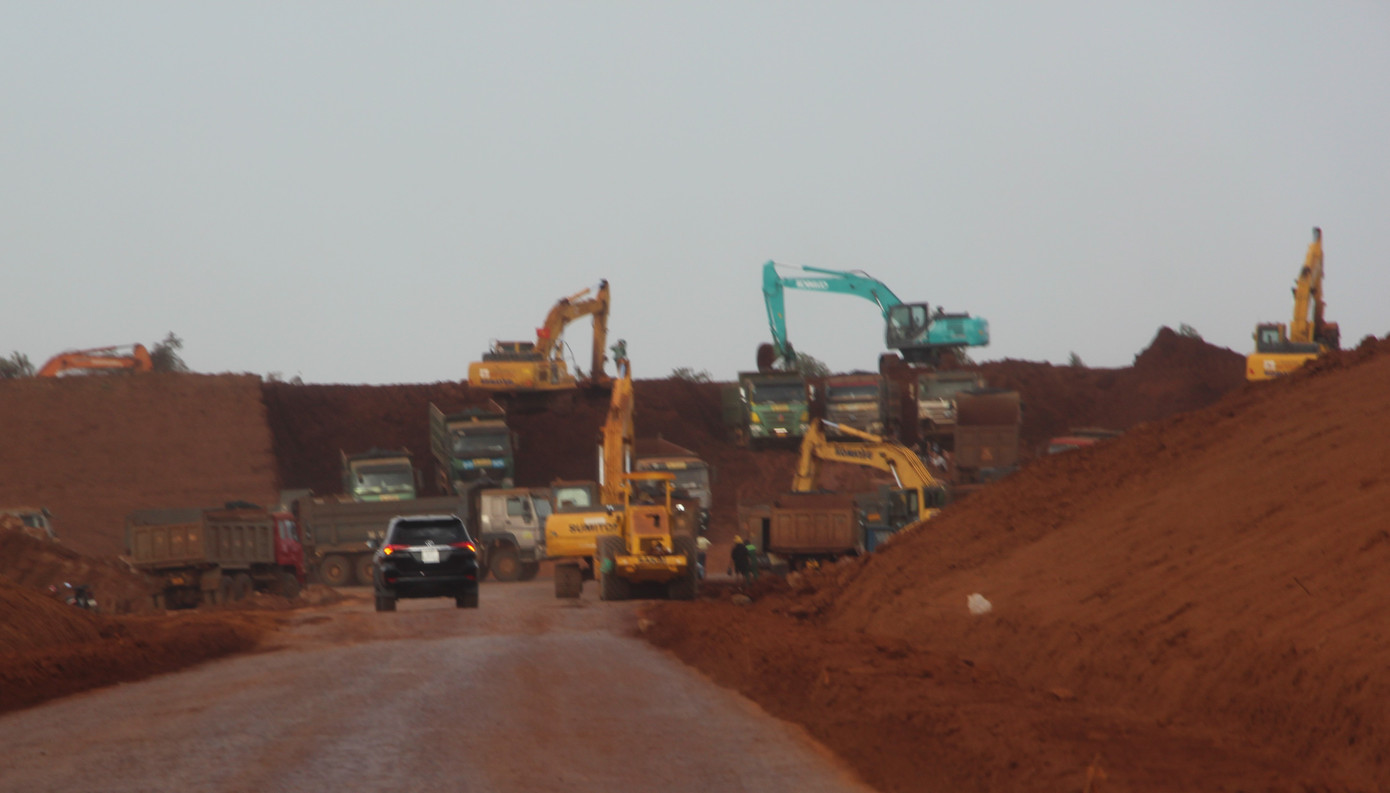 Công trường xây dựng Cảng HKQT Long Thành đang bóc tách một lượng lớn đất. Công trường xây dựng Cảng HKQT Long Thành đang bóc tách một lượng lớn đất.