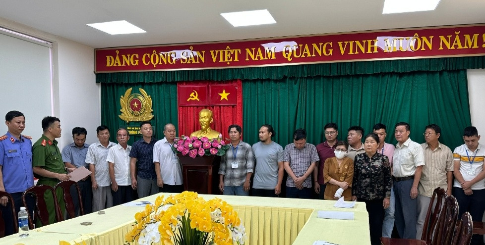 Cơ quan chức năng thực hiện lệnh khởi tố đối với các bị can