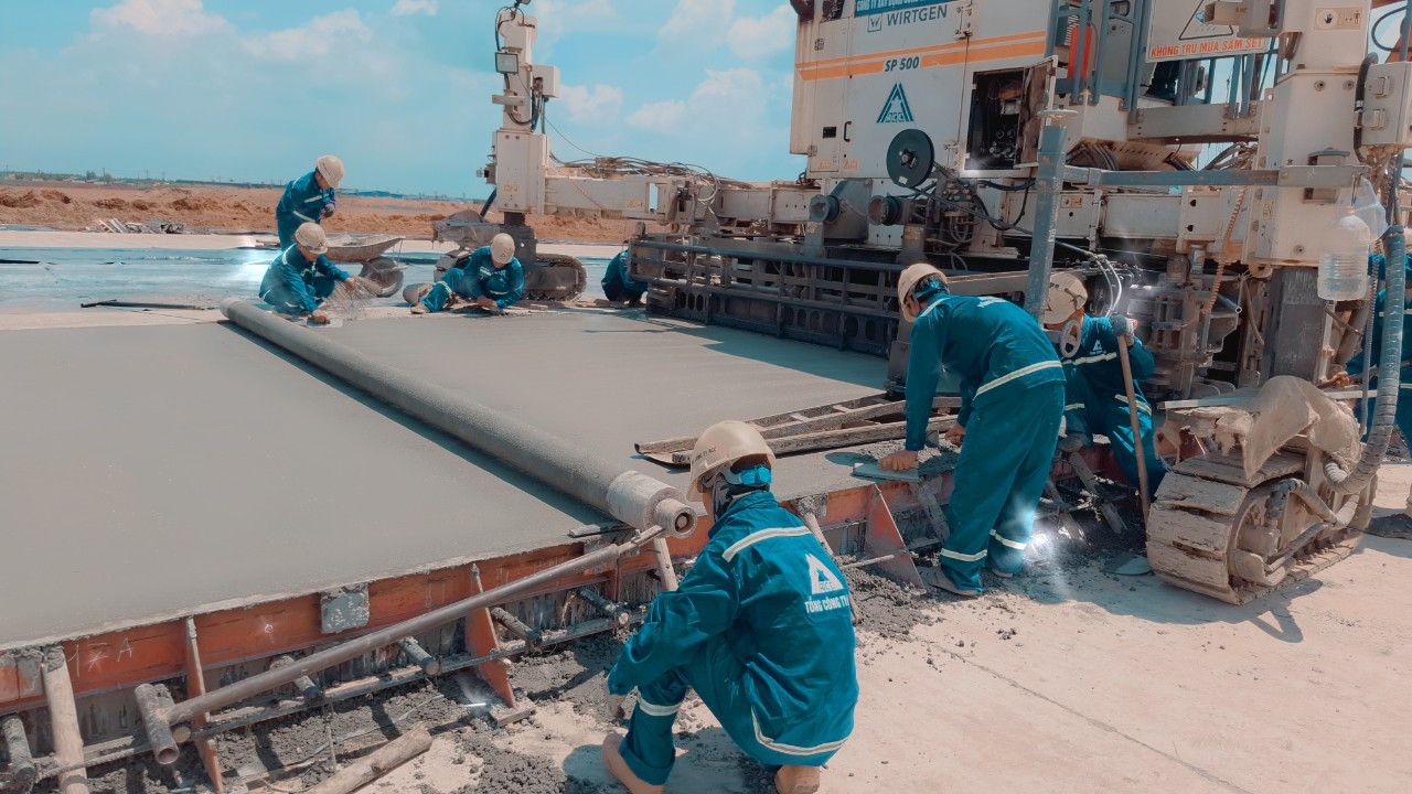 Công nhân đang thi công đường cất hạ cánh. Công nhân đang thi công đường cất hạ cánh.