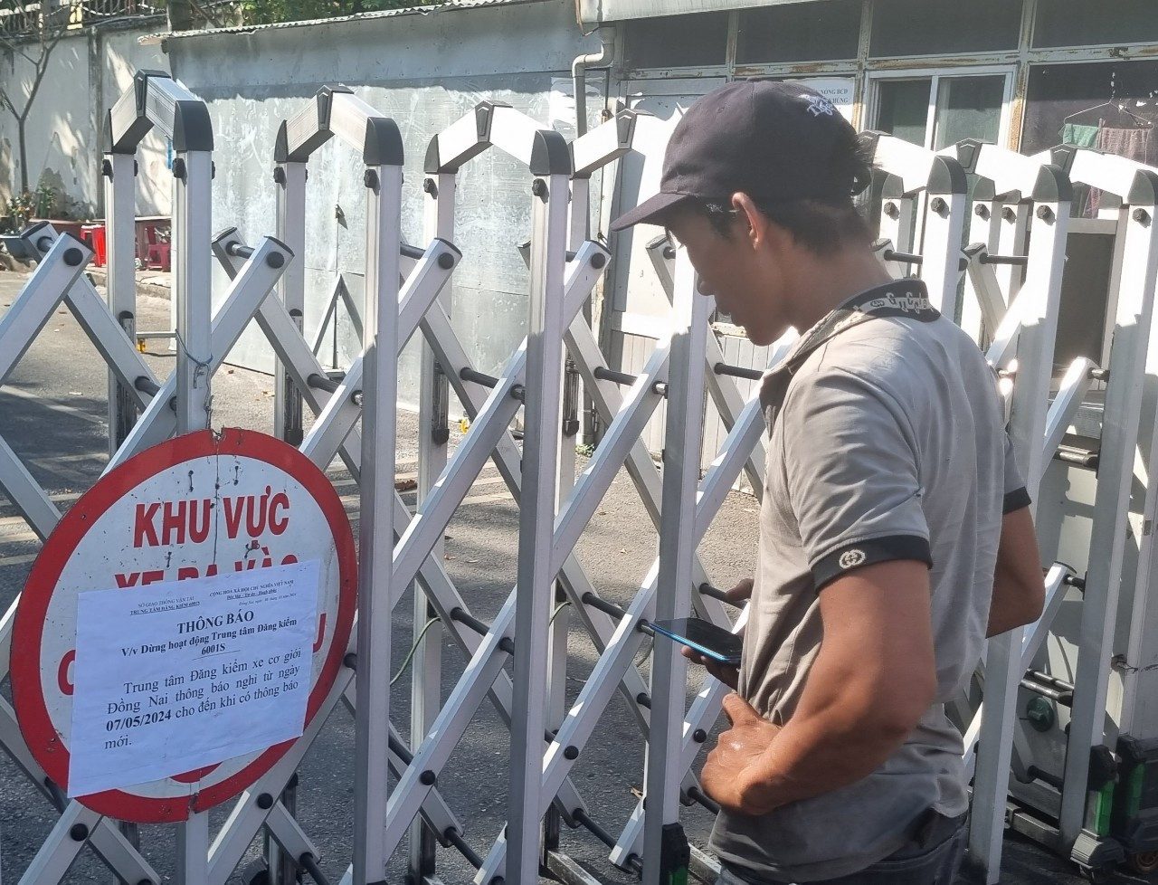 Một tài xế từ đưa xe từ Củ Chi (TP HCM) đến nơi mới biết Trung tâm dừng hoạt động Một tài xế từ đưa xe từ Củ Chi (TP HCM) đến nơi mới biết Trung tâm dừng hoạt động