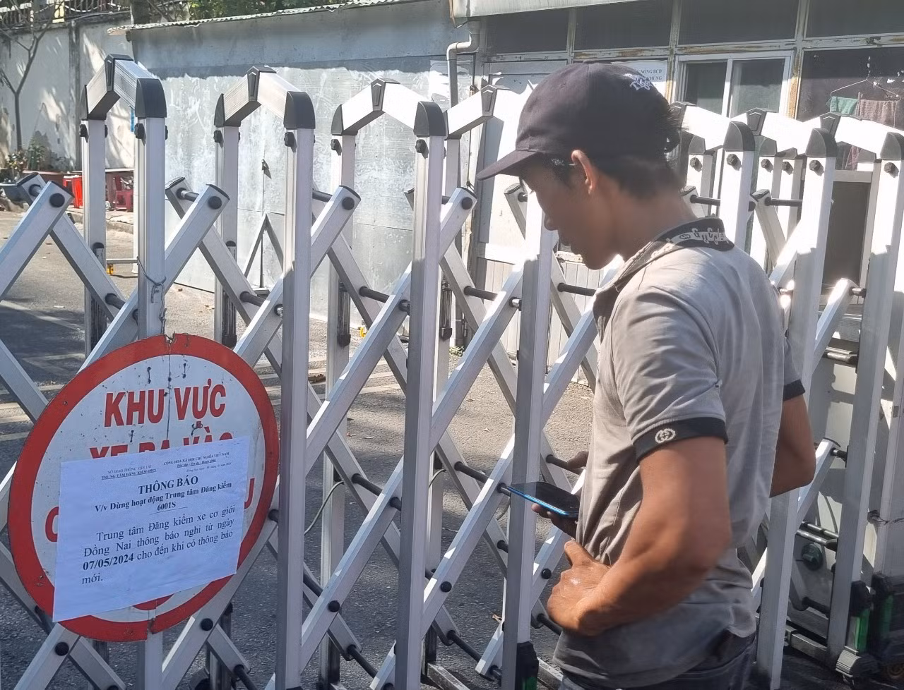 Một tài xế từ đưa xe từ Củ Chi (TP HCM) đến nơi mới biết Trung tâm dừng hoạt động Một tài xế từ đưa xe từ Củ Chi (TP HCM) đến nơi mới biết Trung tâm dừng hoạt động