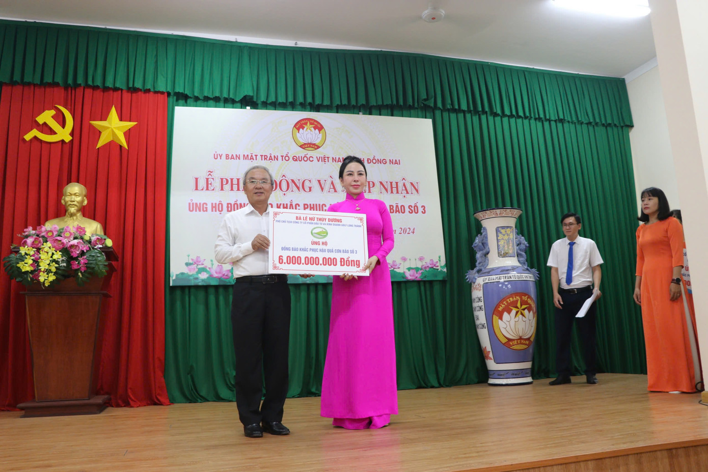 Bà Lê Nữ Thùy Dương, Phó chủ tịch Hội đồng quản trị Công ty cổ phần Đầu tư và Kinh doanh Golf Long Thành đã trao ủng hộ số tiền 6 tỷ đồng. Bà Lê Nữ Thùy Dương, Phó chủ tịch Hội đồng quản trị Công ty cổ phần Đầu tư và Kinh doanh Golf Long Thành đã trao ủng hộ số tiền 6 tỷ đồng.