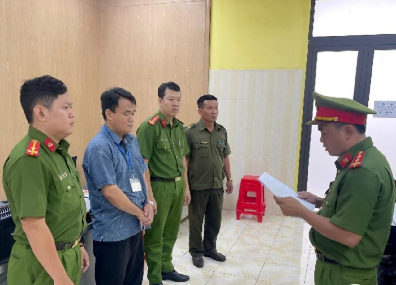 Cơ quan điều tra thực hiện lệnh bắt tạm giam đối với đăng kiểm viên Đặng Trần Huy