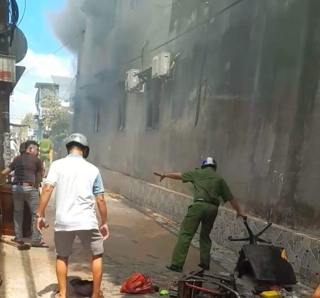 Lực lượng chức năng cùng người dân nỗ lực chữa cháy. Lực lượng chức năng cùng người dân nỗ lực chữa cháy.