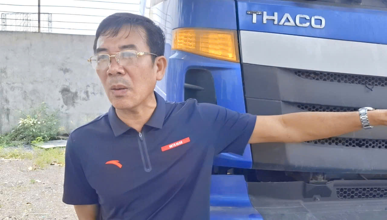 Ông Trần Văn Hoạt, tài xế xe đầu kéo cho biết mặt đường hư hỏng rất nguy hiểm khi xe lưu thông