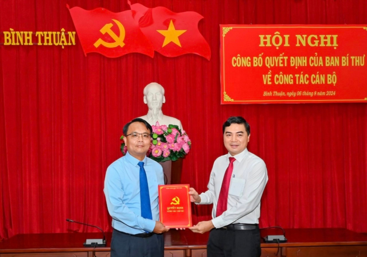 Ông Nguyễn Hoài Anh - Bí thư Tỉnh ủy Bình Thuận (áo trắng) - trao quyết định chuẩn y của Ban Bí thư Trung ương Đảng cho ông Đặng Hồng Sỹ giữ chức vụ Phó Bí thư Tỉnh ủy.