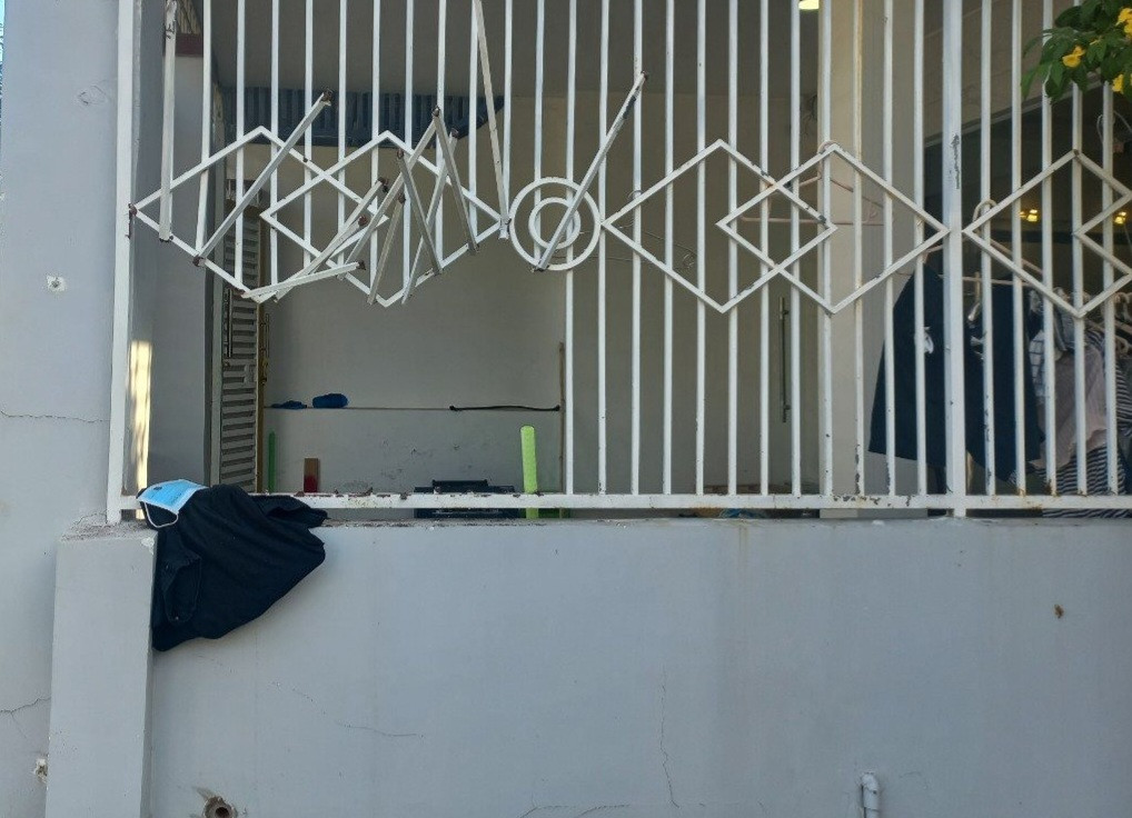 Lực lượng chức năng phá hàng rào, khống chế đối tượng T. Lực lượng chức năng phá hàng rào, khống chế đối tượng T.