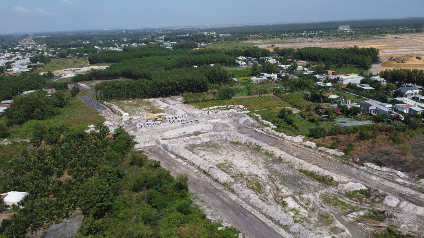 Một vị trí tuyến cao tốc dự án thành phần 2 còn vướng vườn cây của người dân. Một vị trí tuyến cao tốc dự án thành phần 2 còn vướng vườn cây của người dân.