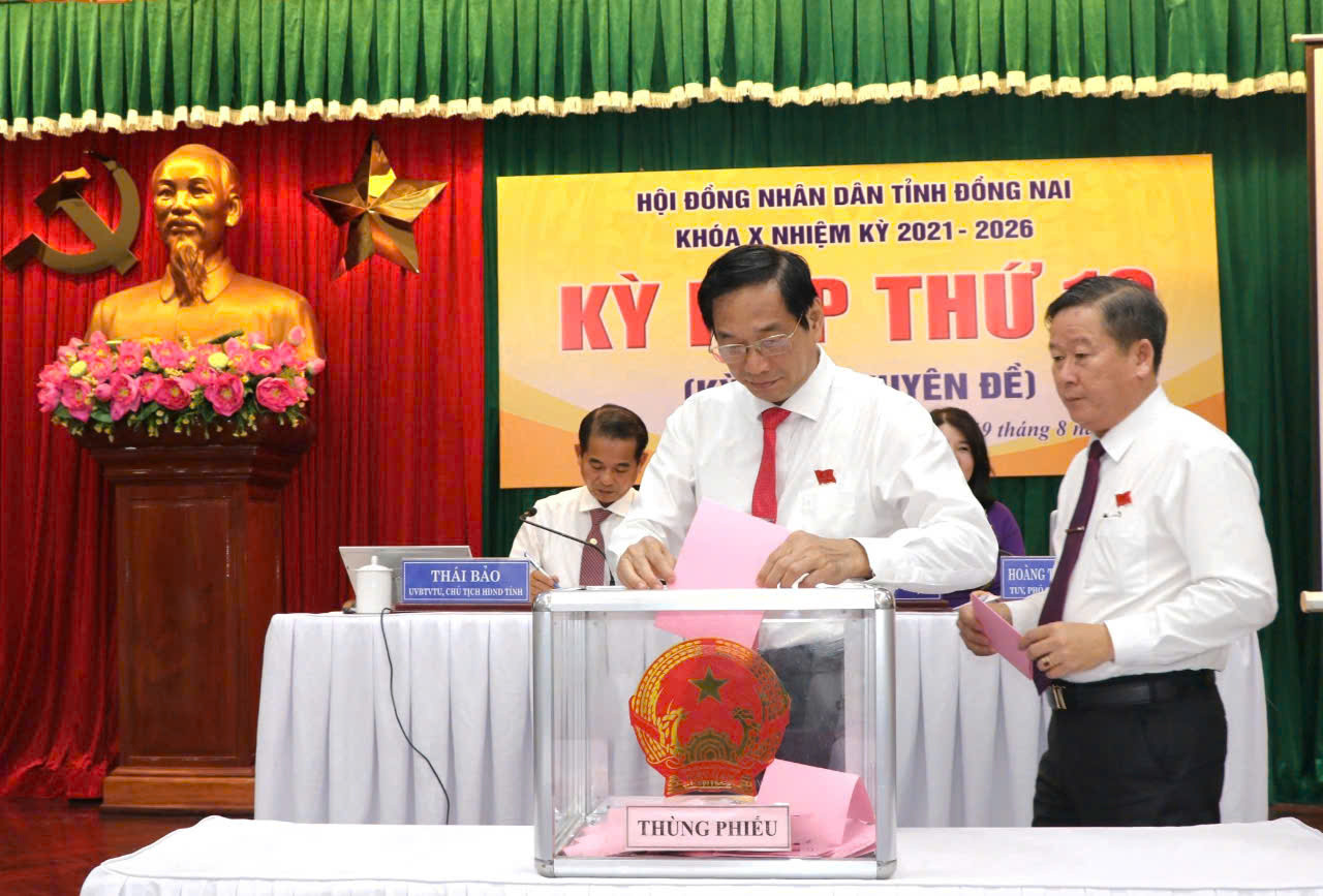 Đại biểu HĐND tỉnh Đồng Nai bỏ phiếu bầu chức danh Chủ tịch UBND tỉnh Đồng Nai Đại biểu HĐND tỉnh Đồng Nai bỏ phiếu bầu chức danh Chủ tịch UBND tỉnh Đồng Nai
