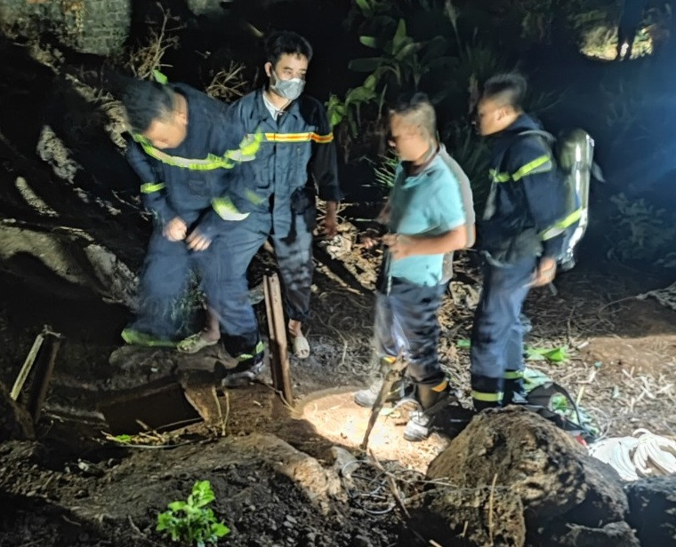 Lực lượng cứu hộ xuống giếng tìm kiếm cháu bé mất tích