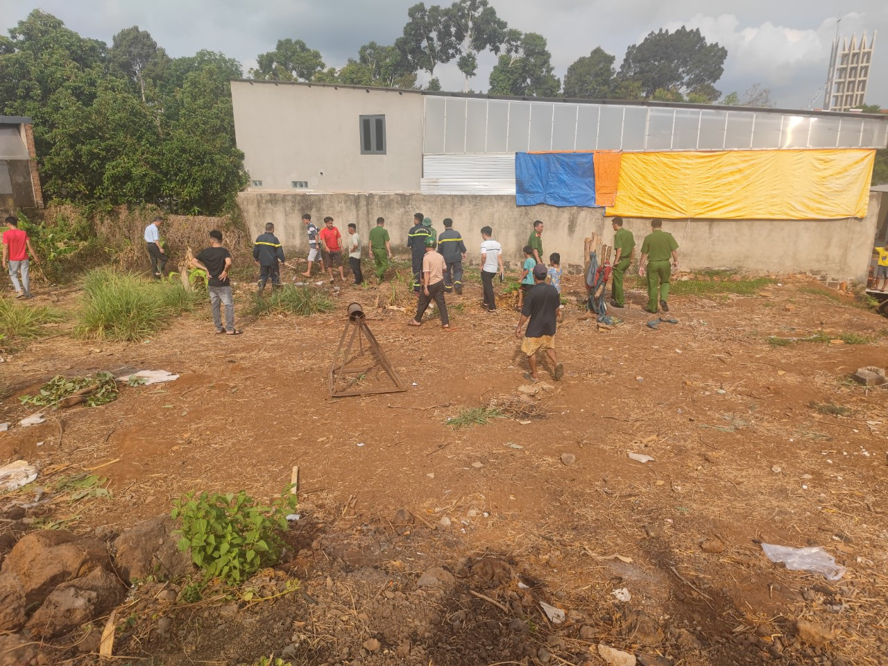 Người dân cùng lực lượng chức năng đang tìm kiếm cháu bé