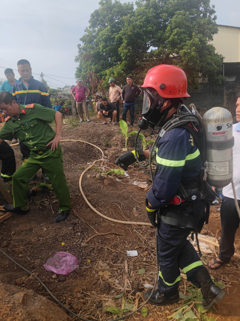 Lực lượng cứu nạn chuyên nghiệp xuống giếng nước tìm kiếm