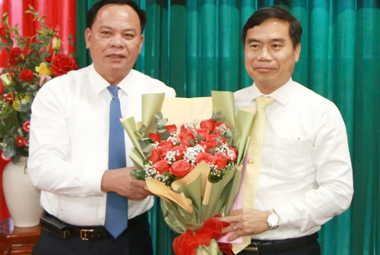 Ông Nguyễn Thế Phong (bên phải) nhận quyết định quyền Chủ tịch UBND huyện Nhơn Trạch Ông Nguyễn Thế Phong (bên phải) nhận quyết định quyền Chủ tịch UBND huyện Nhơn Trạch