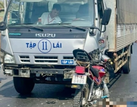 Hiện trường vụ tai nạn giữa ô tô tập lái và xe máy