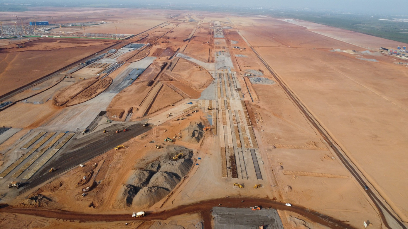 Toàn cảnh đường cất hạ cánh đang được thi công. Toàn cảnh đường cất hạ cánh đang được thi công.