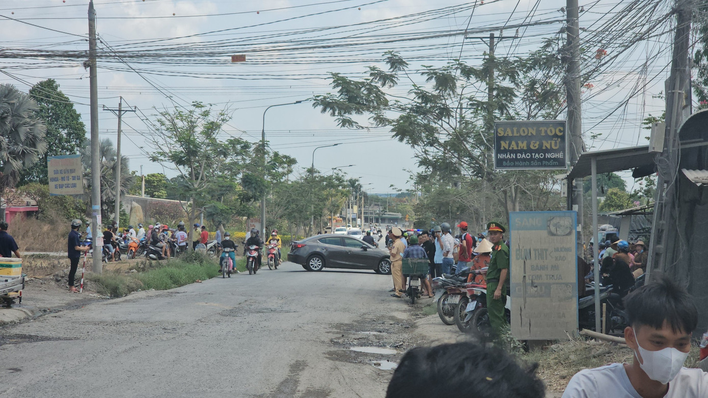 Rất đông người hiếu kỳ tập trung gần nơi xảy ra vụ nổ Rất đông người hiếu kỳ tập trung gần nơi xảy ra vụ nổ