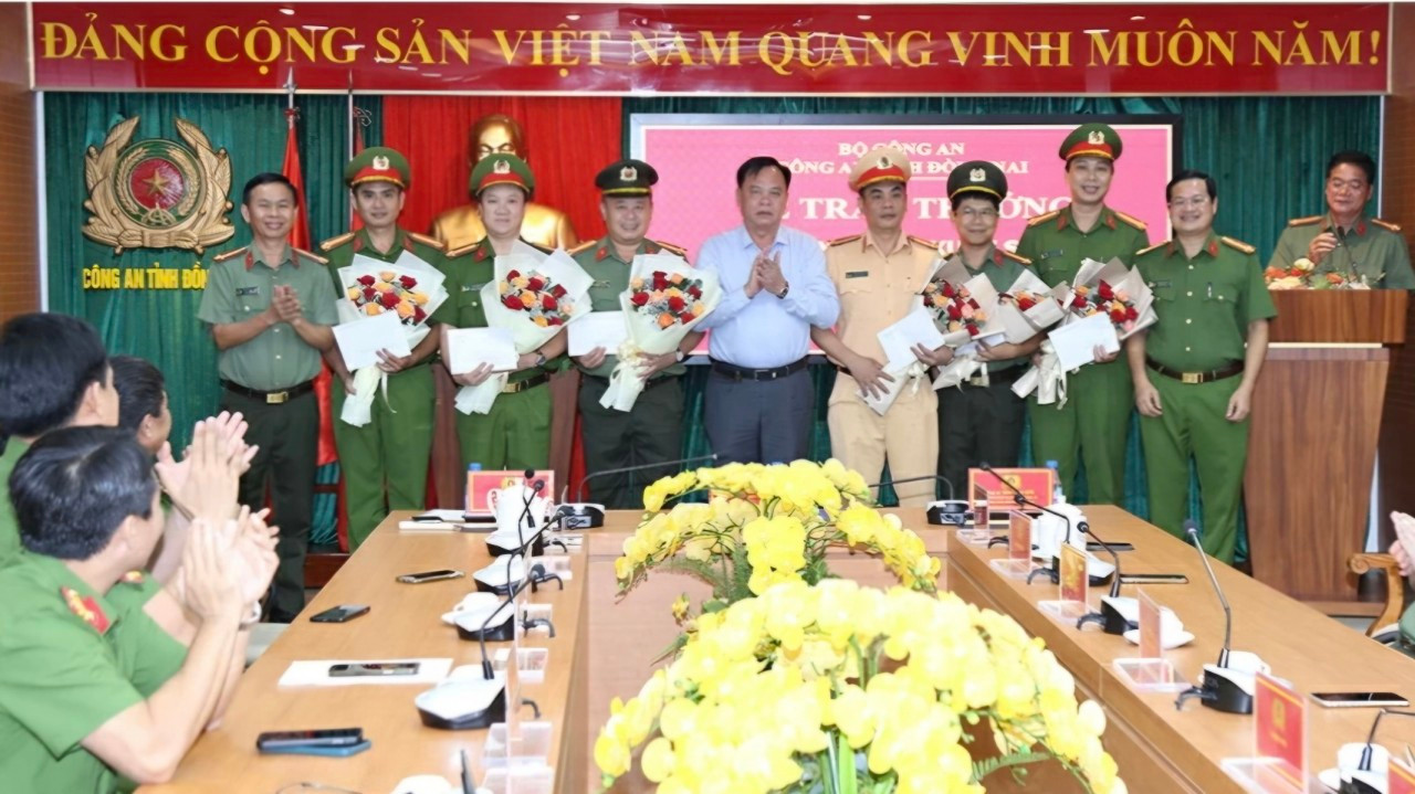 Quyền Chủ tịch UBND tỉnh Đồng Nai trao thưởng cho các đơn vị Quyền Chủ tịch UBND tỉnh Đồng Nai trao thưởng cho các đơn vị