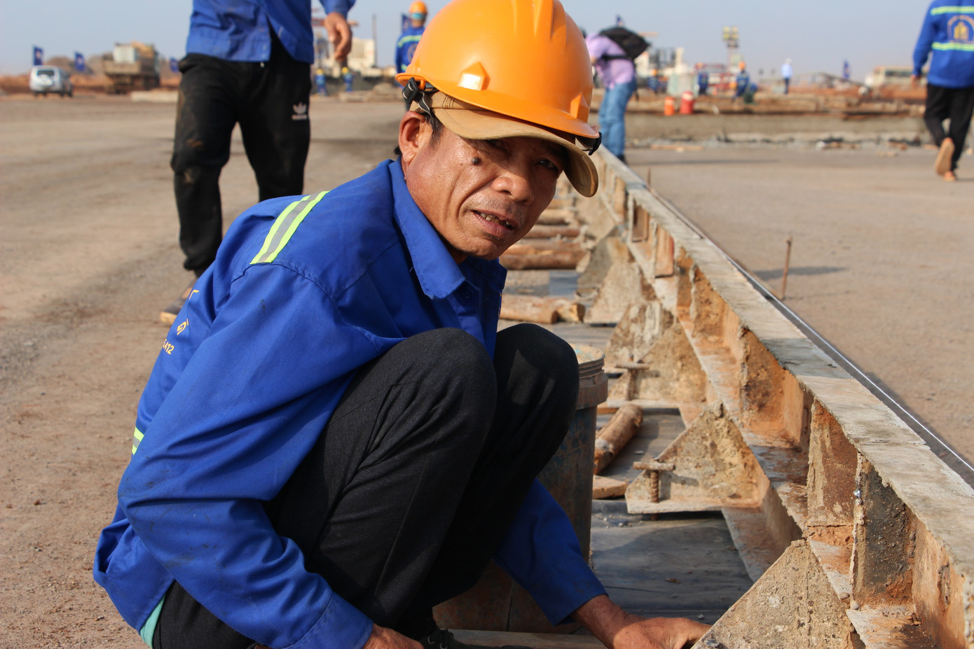 Công nhân đang ráp cốp - pha chuẩn bị đổ bê tông đường băng Công nhân đang ráp cốp - pha chuẩn bị đổ bê tông đường băng