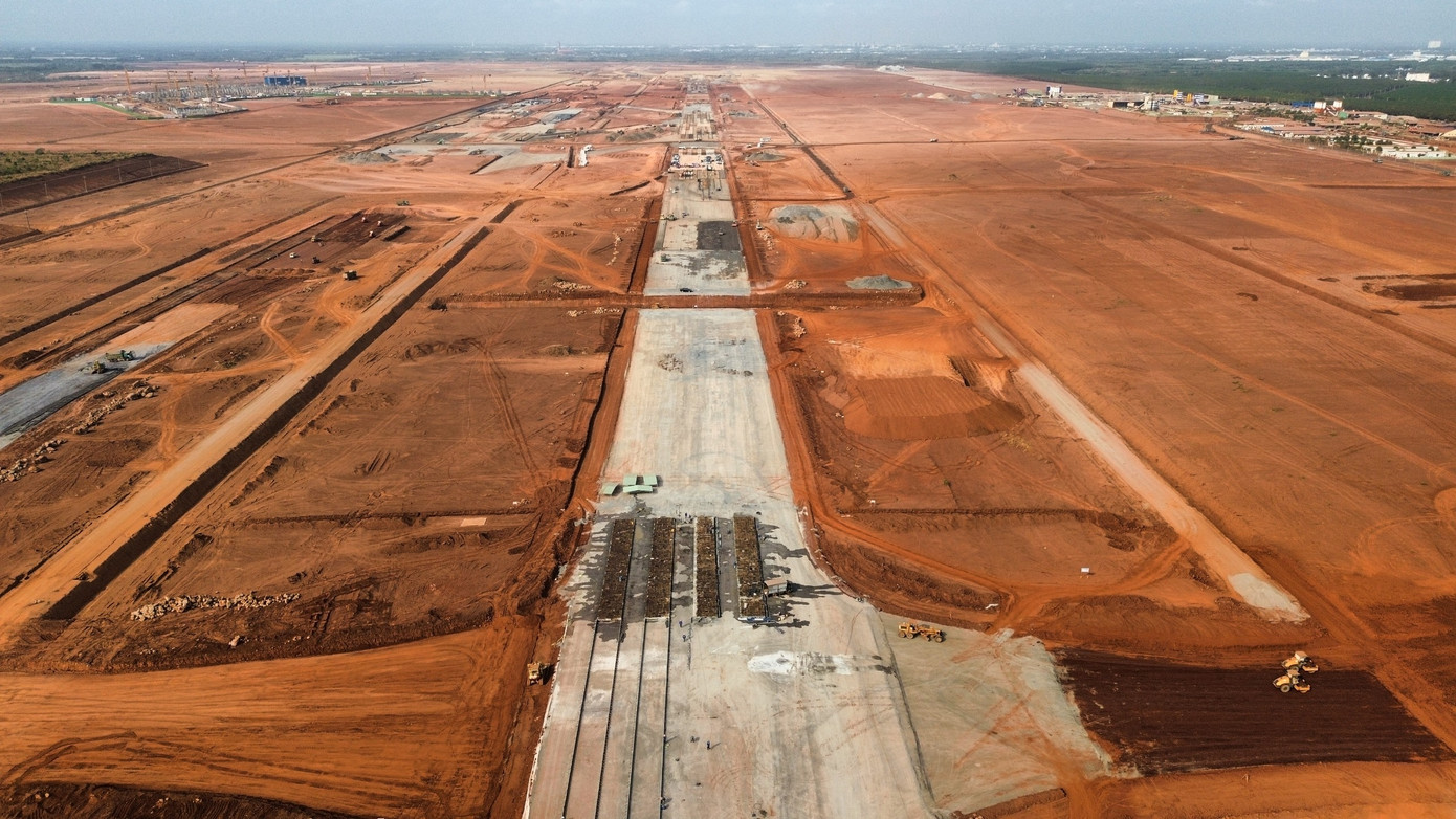 Đường băng sân bay Long Thành dài 4.000m, bề rộng 70m có thể tiếp nhận các loại tàu bay tiên tiến nhất hiện nay Đường băng sân bay Long Thành dài 4.000m, bề rộng 70m có thể tiếp nhận các loại tàu bay tiên tiến nhất hiện nay