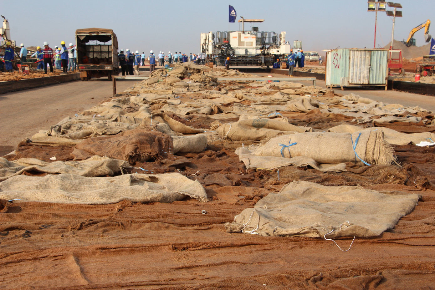 Nắng nóng, mặt bê tông phải được đắp bằng các bao tải tưới nước giữ ẩm Nắng nóng, mặt bê tông phải được đắp bằng các bao tải tưới nước giữ ẩm