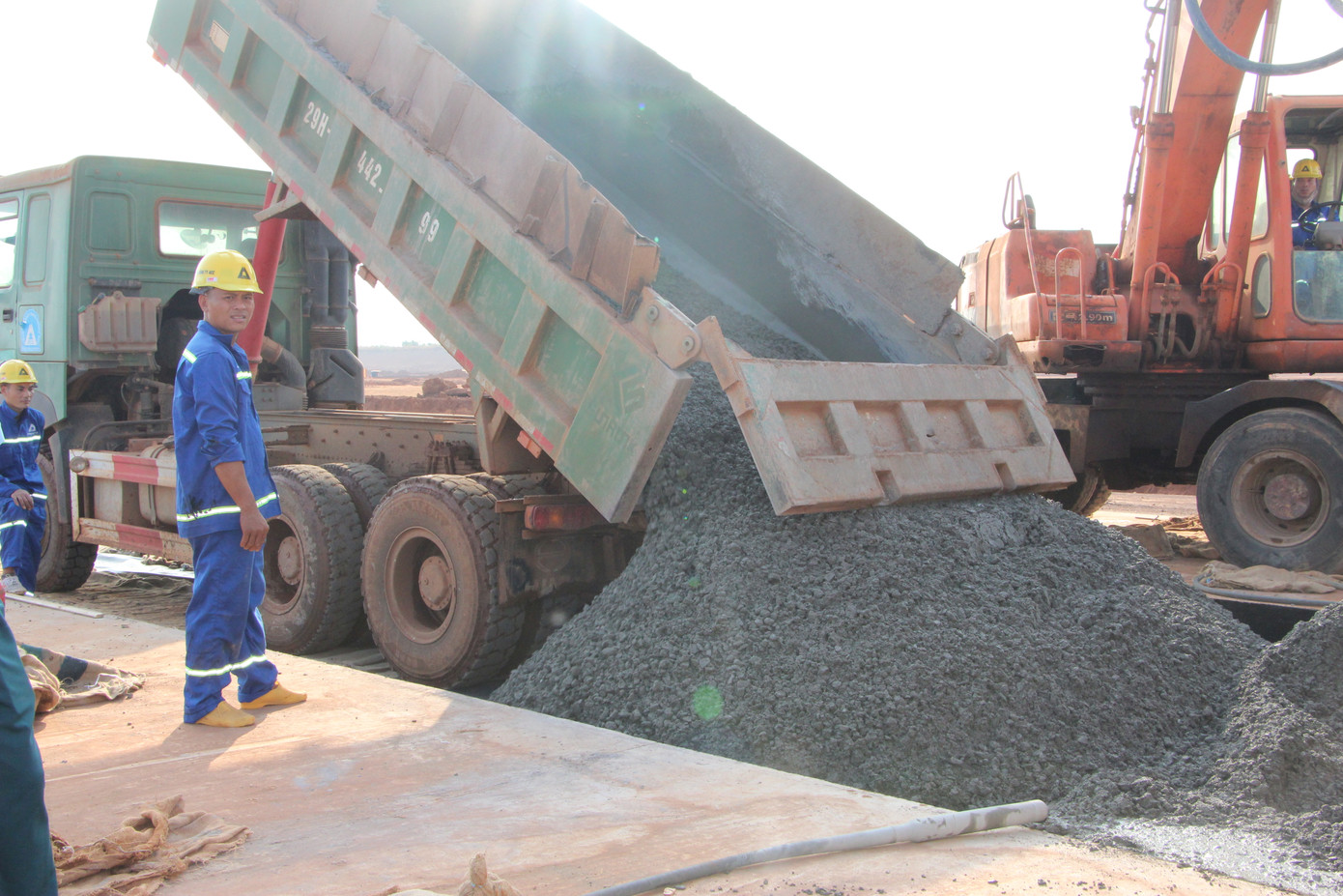 Thời tiết nắng nóng thuận lợi cho công tác thi công bê tông, nhiệt độ trên công trường vào cao điểm tăng trên 40oC Thời tiết nắng nóng thuận lợi cho công tác thi công bê tông, nhiệt độ trên công trường vào cao điểm tăng trên 40oC