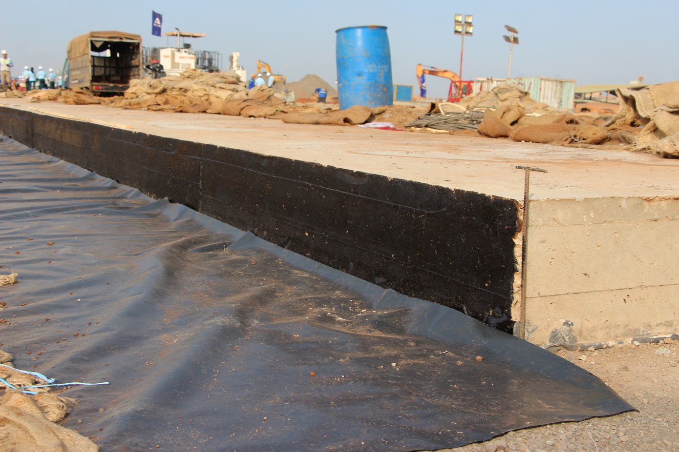 Theo thiết kế đường băng, ngoài lu lèn nền đường thì đây là lớp bê tông thứ nhất dày 38cm, đường băng sẽ được đổ thêm 1 lớp bê tông thứ 2 dày 40cm Phần đường băng đang được lu lèn chuẩn bị đổ bê tông Theo thiết kế đường băng, ngoài lu lèn nền đường thì đây là lớp bê tông thứ nhất dày 38cm, đường băng sẽ được đổ thêm 1 lớp bê tông thứ 2 dày 40cm Phần đường băng đang được lu lèn chuẩn bị đổ bê tông