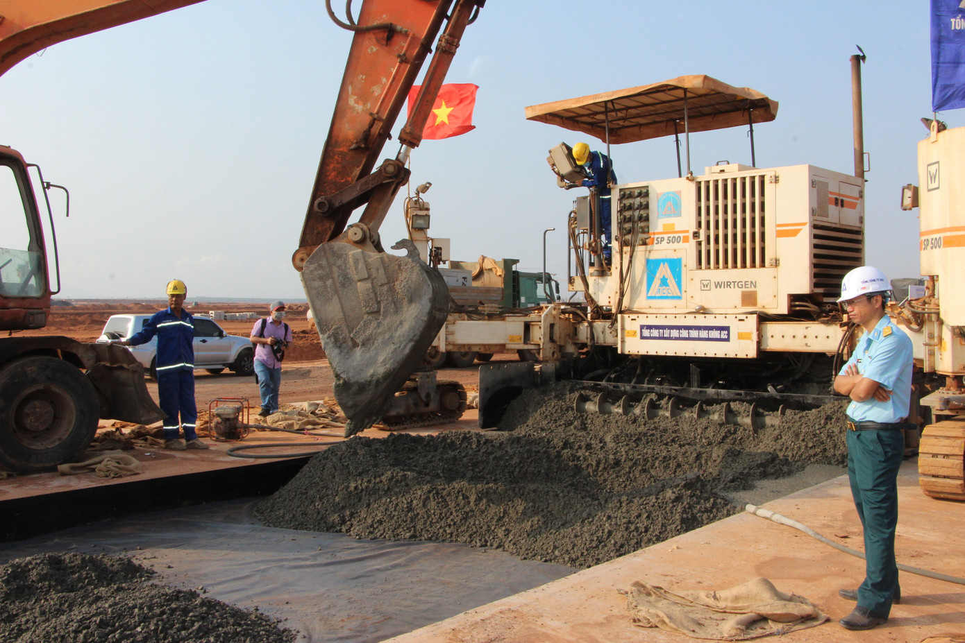 Đường băng đang được đổ lớp bê tông thứ nhất Đường băng đang được đổ lớp bê tông thứ nhất