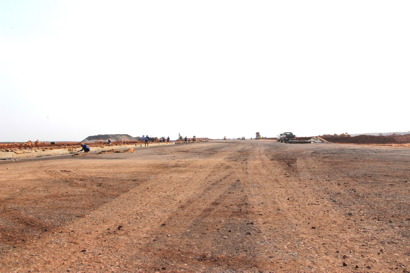 Phần đường băng đang được lu lèn chuẩn bị đổ bê tông Phần đường băng đang được lu lèn chuẩn bị đổ bê tông