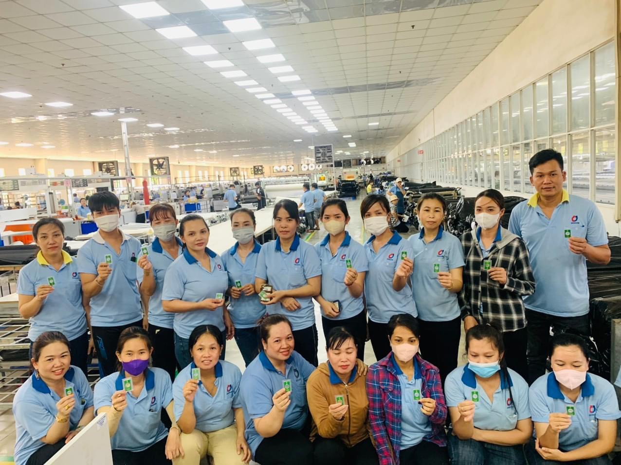 Người lao động vui mừng nhận quà của công ty là 1 nhẫn vàng.