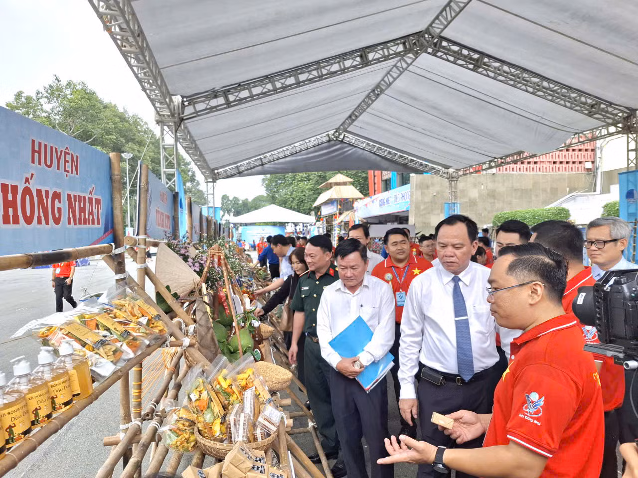 Đại biểu tham quan các gian hàng sản phẩm OCOP