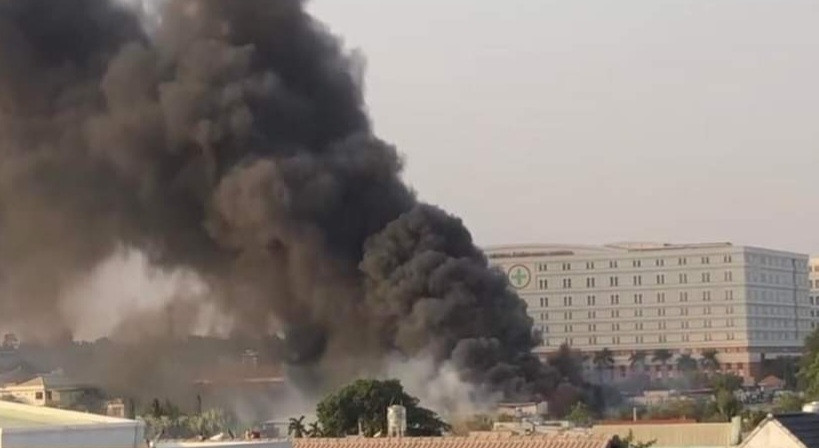 Cột khói từ đám cháy cao cả trăm mét