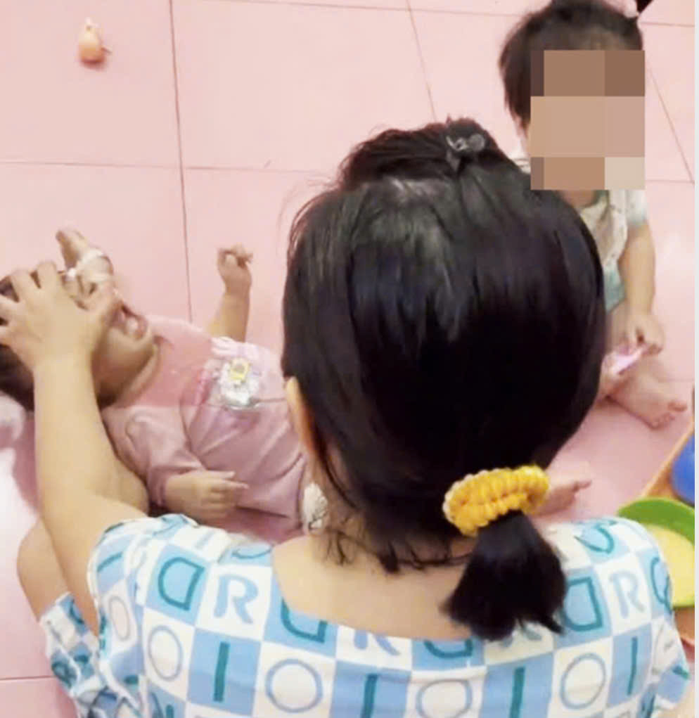 Bà B. có hành vi bạo hành trẻ em (Ảnh cắt từ clip) Bà B. có hành vi bạo hành trẻ em (Ảnh cắt từ clip)