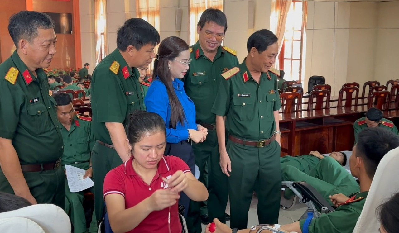 Bí thư Trung ương Đoàn Nguyễn Phạm Duy Trang cùng lãnh đạo Trường Sĩ quan Lục quân 2 và Ban tổ chức động viên các học viên tham gia hiến máu. Bí thư Trung ương Đoàn Nguyễn Phạm Duy Trang cùng lãnh đạo Trường Sĩ quan Lục quân 2 và Ban tổ chức động viên các học viên tham gia hiến máu.