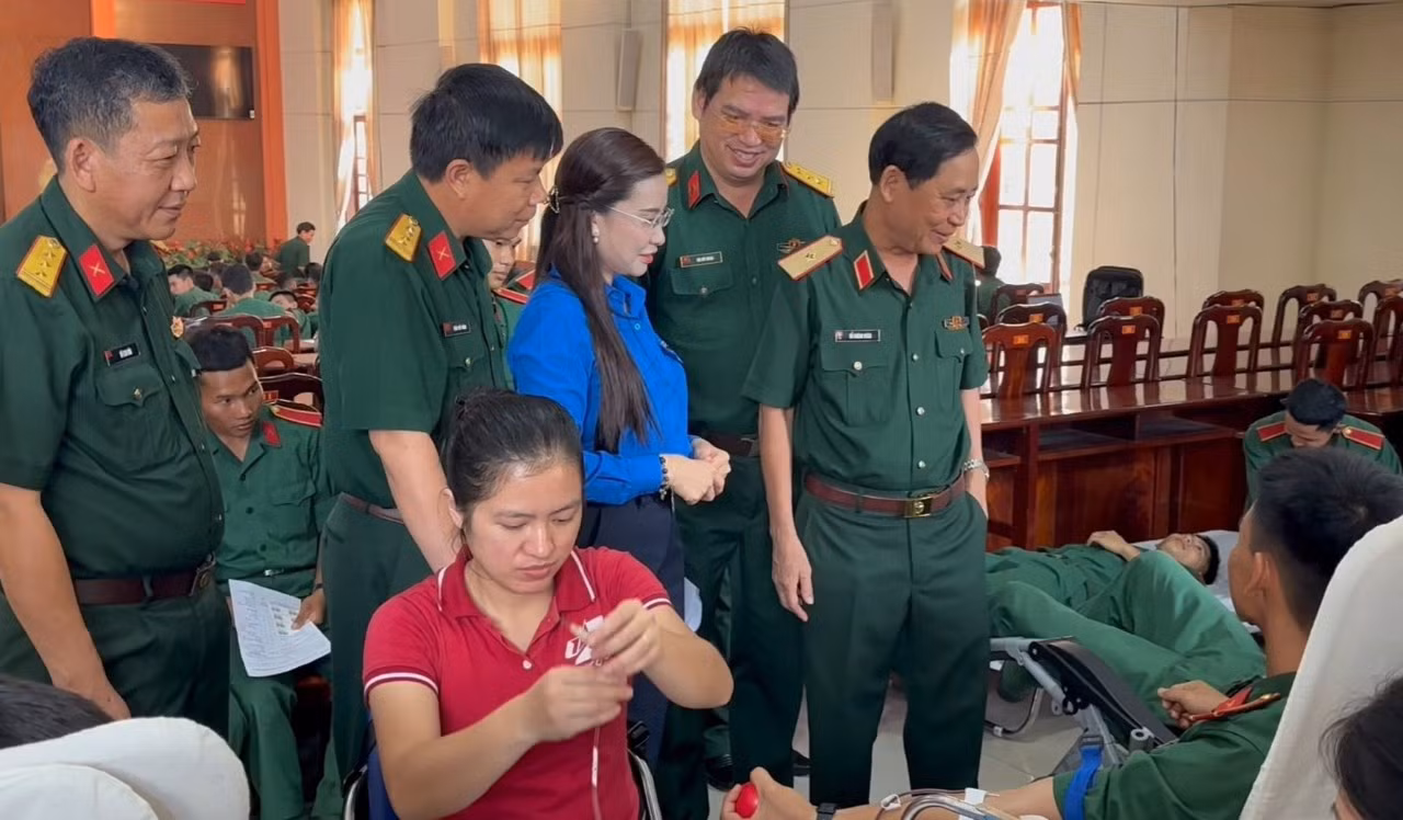 Bí thư Trung ương Đoàn Nguyễn Phạm Duy Trang cùng lãnh đạo Trường Sĩ quan Lục quân 2 và Ban tổ chức động viên các học viên tham gia hiến máu.