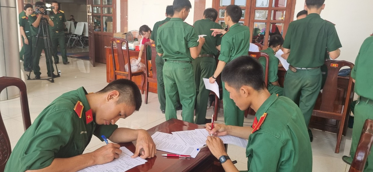 Các học viên đăng ký hiến máu Các học viên đăng ký hiến máu