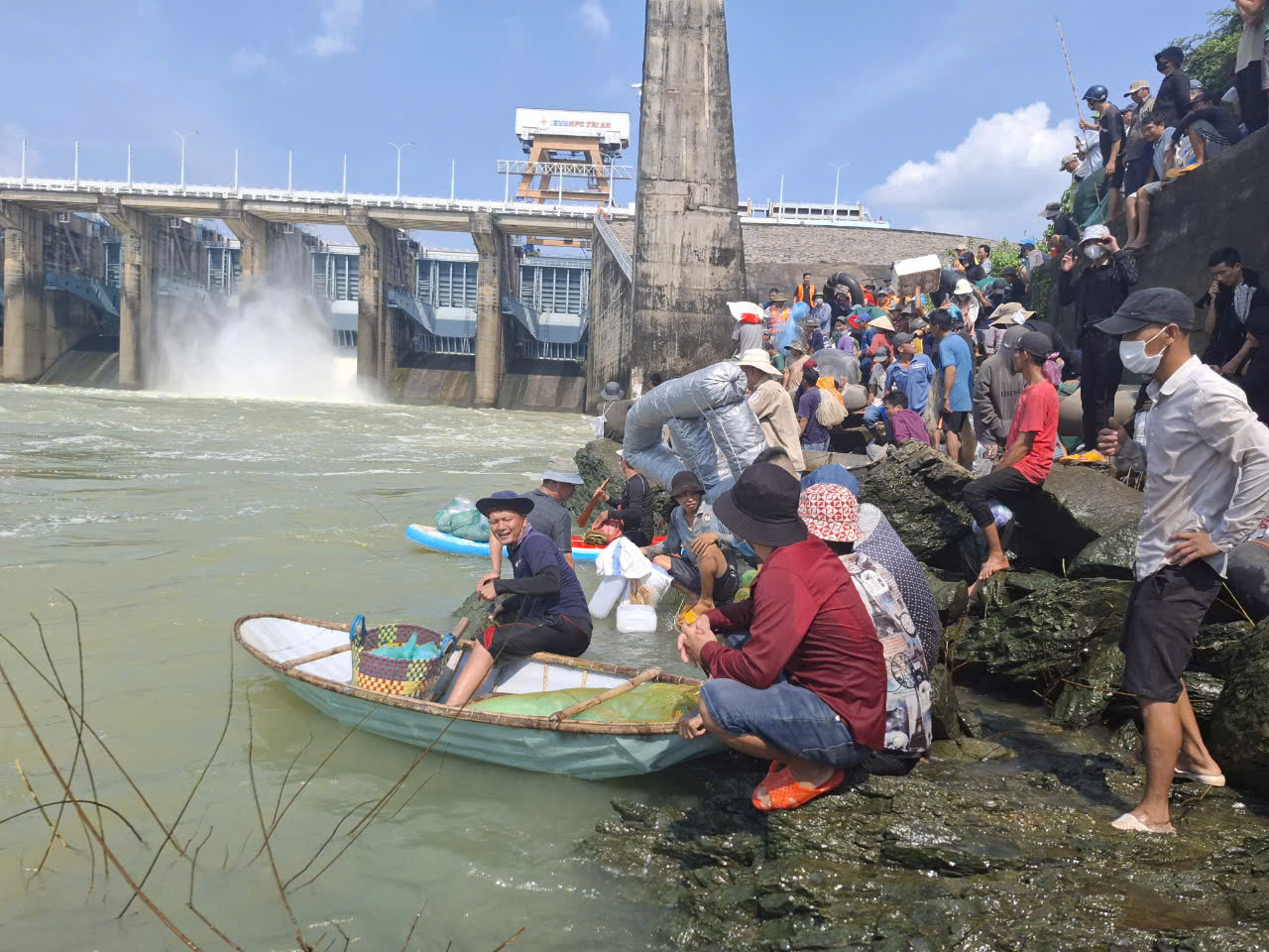 Trước giờ thủy điện đóng cửa xả, rất đông người dân đã tập trung chờ bắt cá