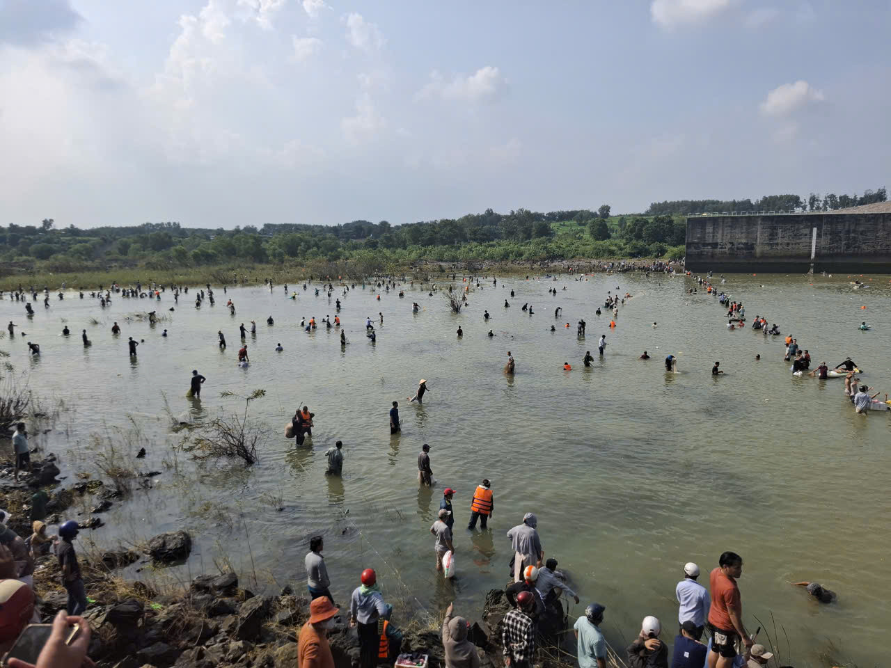 Thủy điện Trị An ngưng xả tràn, cả ngàn người ào xuống bắt cá