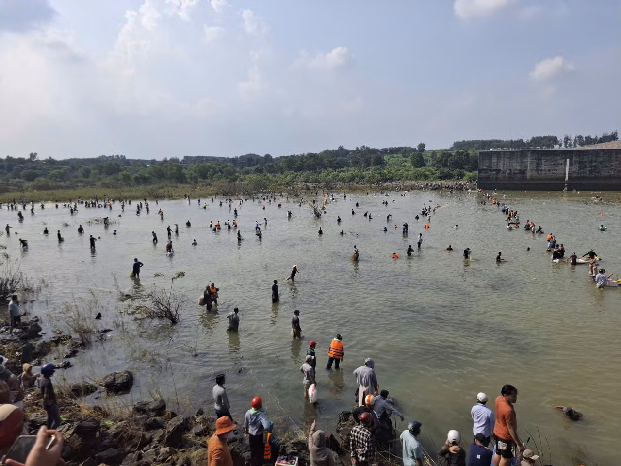 Thủy điện Trị An ngưng xả tràn, cả ngàn người ào xuống bắt cá