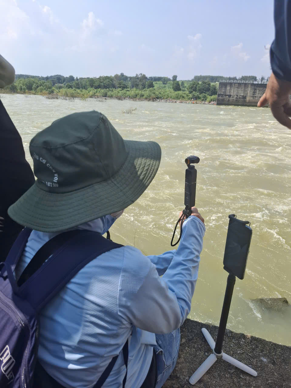 Cảnh đánh bắt nhộn nhịp không thể thiếu đội ngũ youtuber