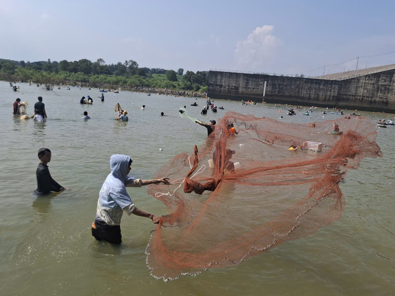 Đủ mọi ngư cụ được người dân sử dụng để bắt cá
