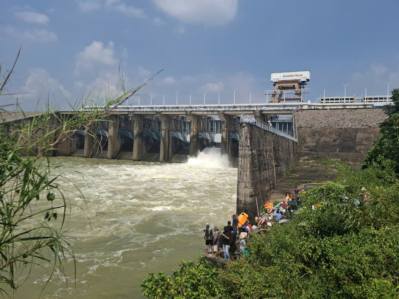 Thủy điện Trị An xả tràn điều tiết hồ chứa lần 1 vào ngày 23/ 9 vừa qua. Thủy điện Trị An xả tràn điều tiết hồ chứa lần 1 vào ngày 23/ 9 vừa qua.